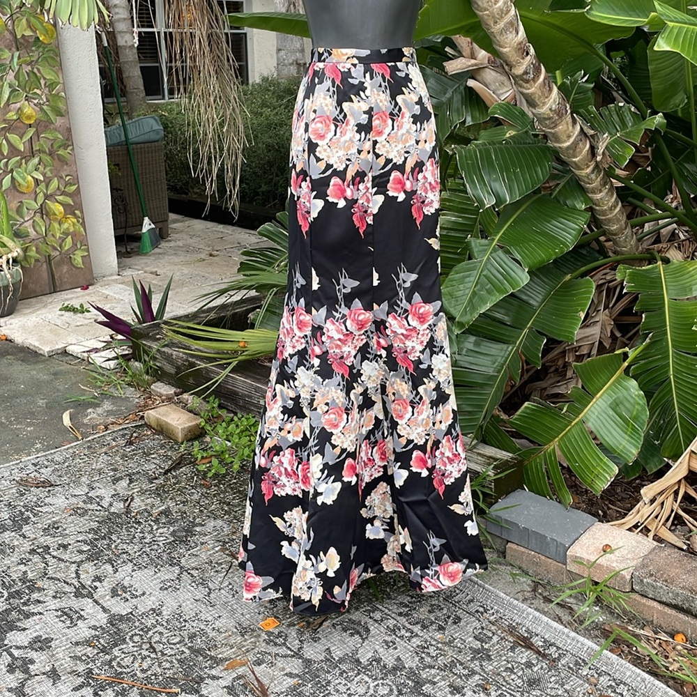 Dark Floral satin trumpet maxi skirt - Picture 3 of 10